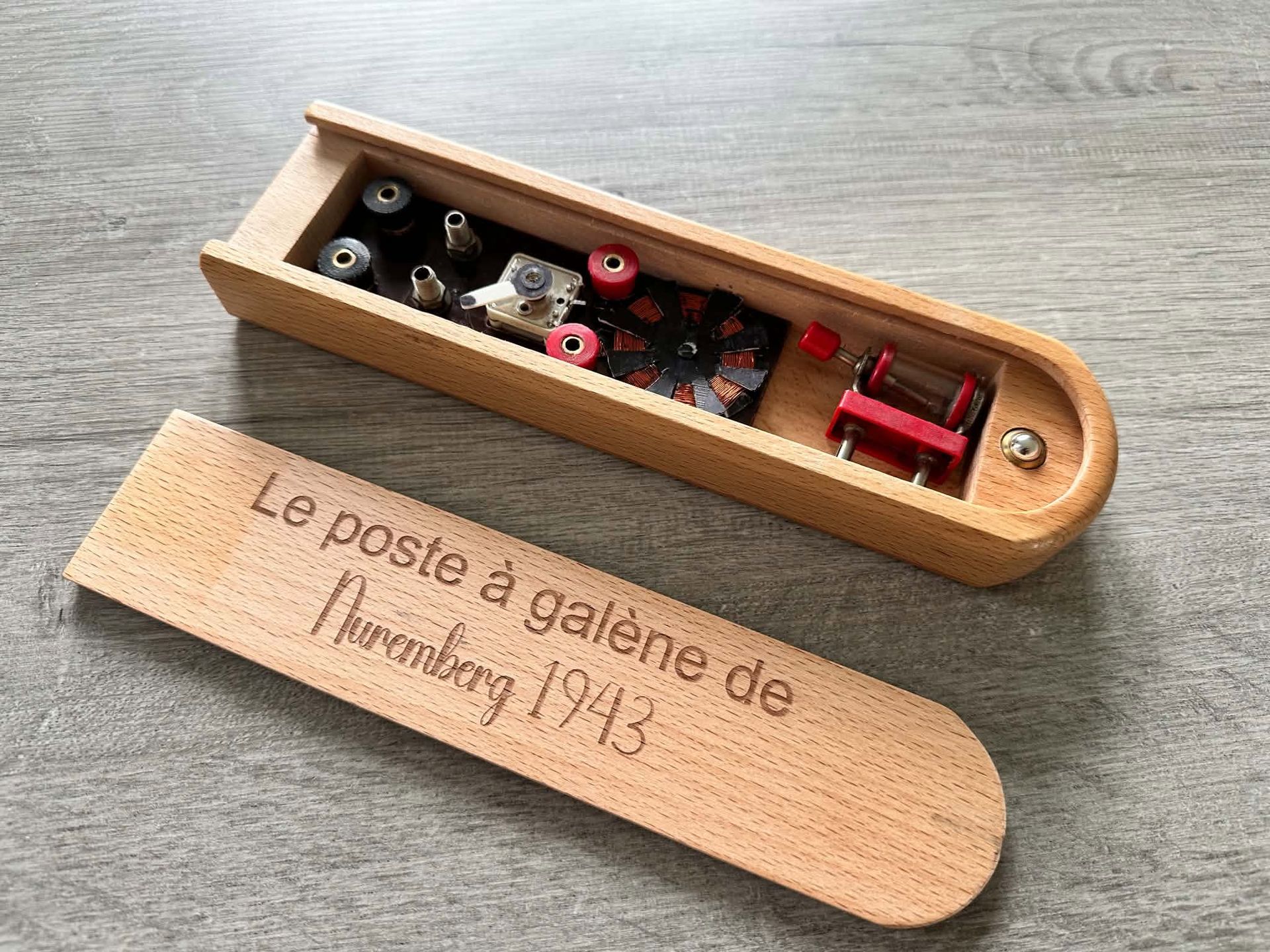 Boîte en bois gravée : un couvercle sur mesure