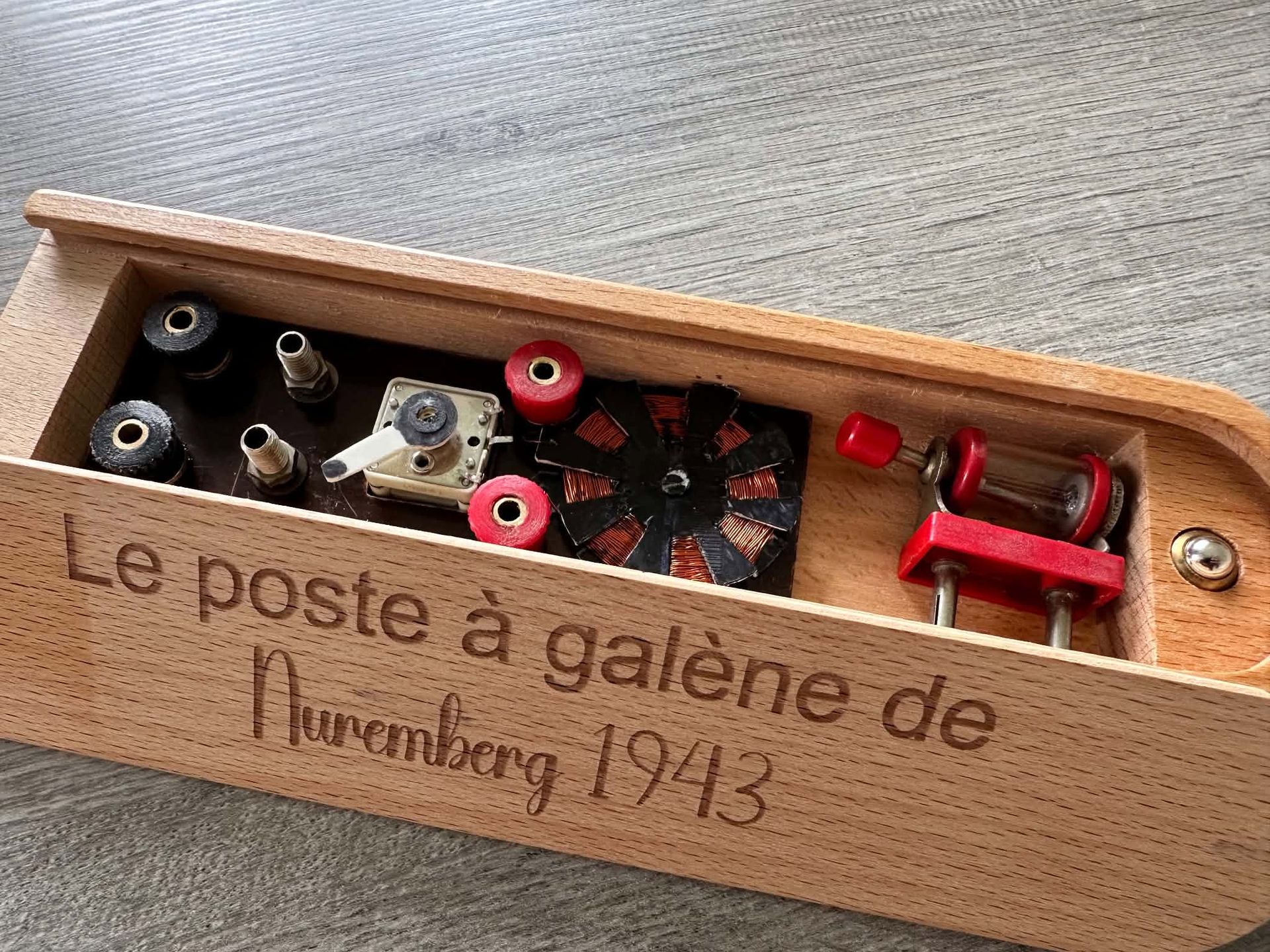 Boîte coulissante personnalisée, gravure sur la face avant