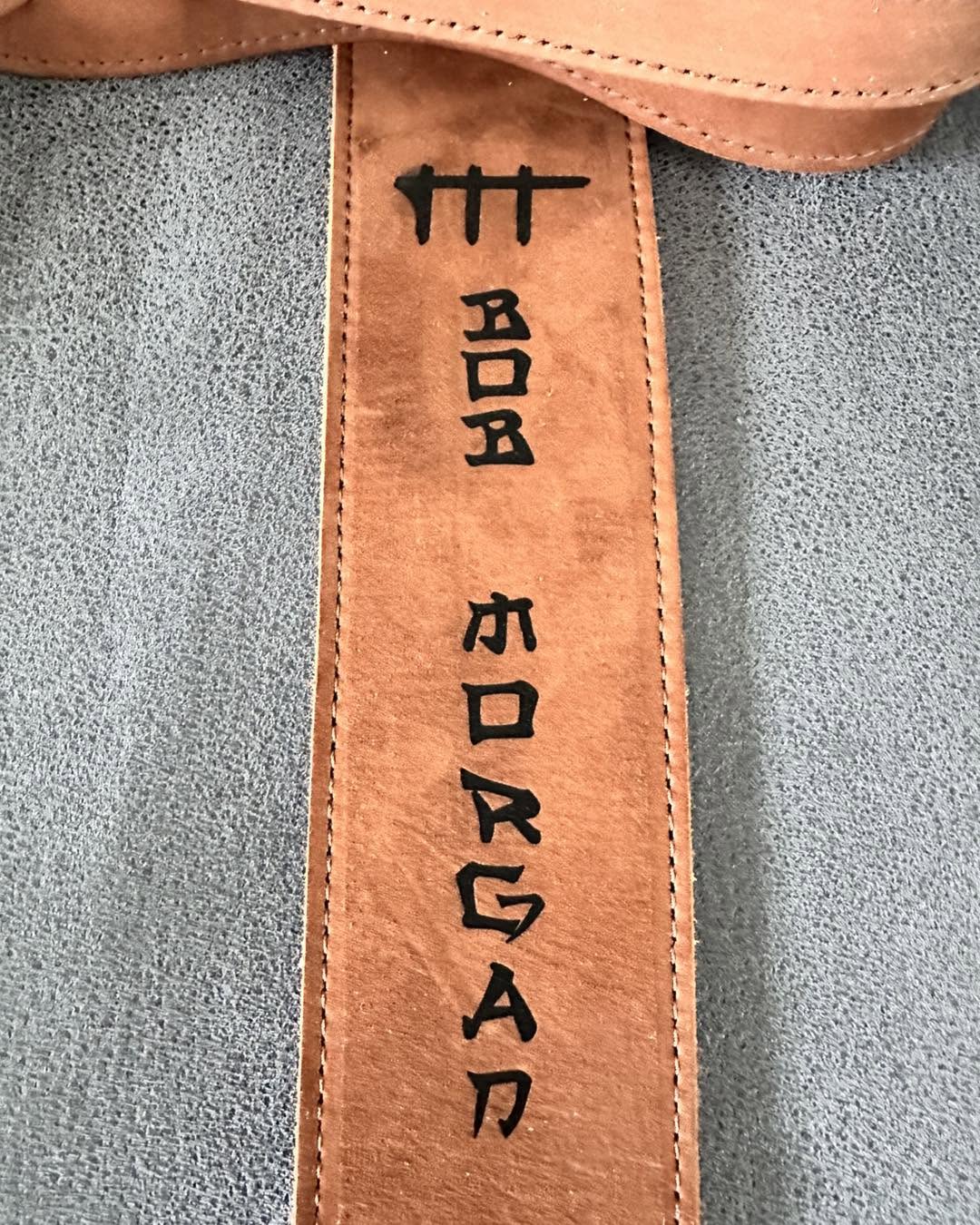 Gravure sur cuir : sangle de guitare personnalisée