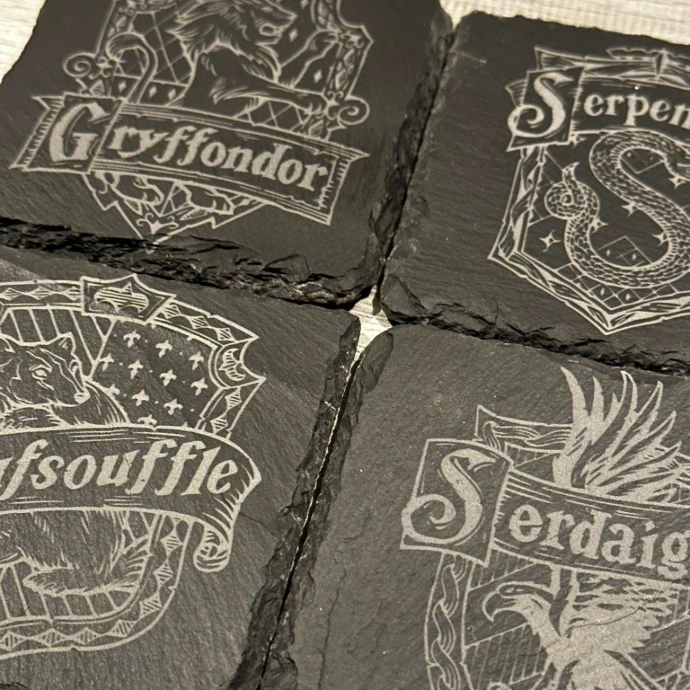Sous-verres en ardoise gravés aux blasons des maisons